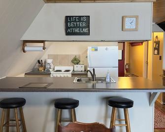 Cozy Lake Huron A-Frame- Lakeside Family Retreat: Parks, Playgrounds, and Mackinaw Bridge Views! - 쉬보이간 - 주방