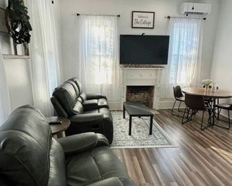 Charming 1-bedroom historical cottage in serene Marksville with heated pool. - Marksville - Sala de estar
