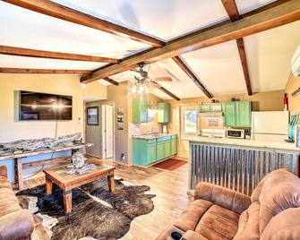 4 Mi to Beach and Fishing Rockport Cottage with Deck! - Rockport - Sala de estar