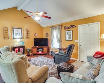 4 Mi to Ole Miss: Game Day Group Getaway! - Oxford - Living room
