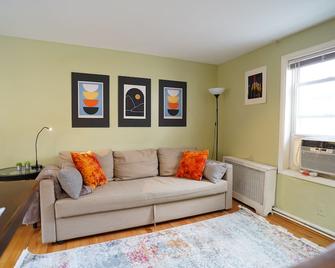 Peaceful Brownstone Apt W/ Private Patio - 4 Min Walk To Mica - Baltimore - Living room