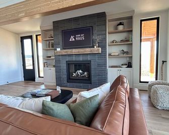 Luxury 3-bdr A-Frame on 35 acres with Mountain Views, Westcliffe, CO - Westcliffe - Living room