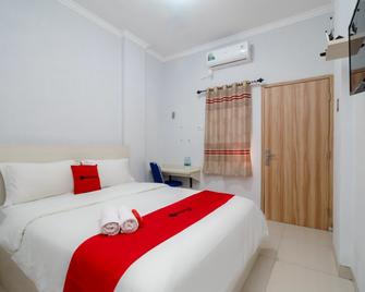 RedDoorz near Pantai Barat Pangandaran 2 - Pangandaran - Schlafzimmer