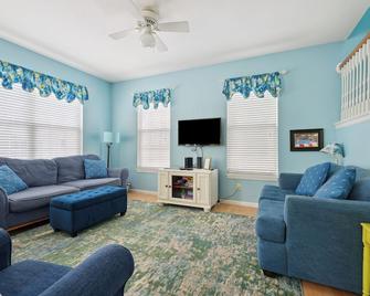 Beautiful home in Chautauqua community - linens, parking, washer Included - Marblehead - Sala de estar