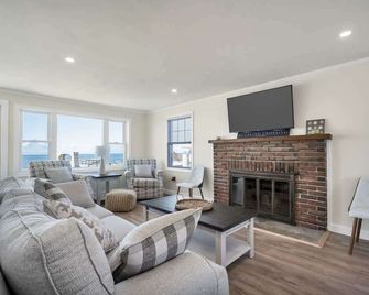 Duckling Crossing | Beach House on the Sand - Westbrook - Living room