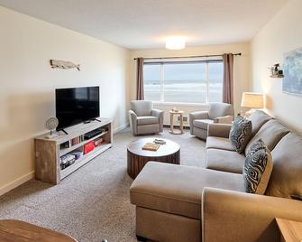 'Shore Thing' - Deluxe 3rd Floor Oceanfront Condo - WiFi, Pool & Beach Access! - Lincoln City - Living room