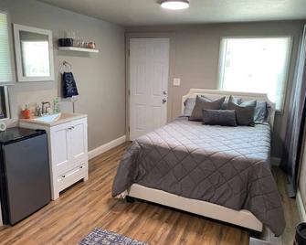 Newly Remodeled!!! Destination Downtown Lodi Cabana - Lodi - Bedroom