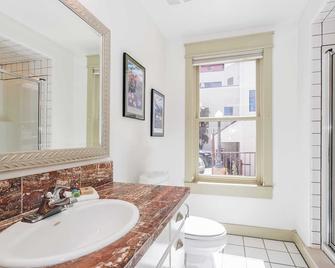 Diamondtooth Cottage by Avantstay Cottage in Historic Telluride w/ Ski Access Permit #:16096 - Telluride - Bathroom