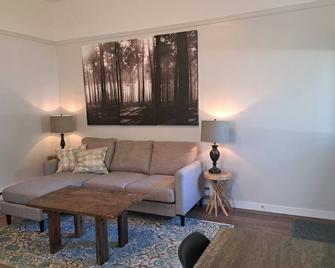 Sand Lake Farm-Cottage - Lake Park - Living room