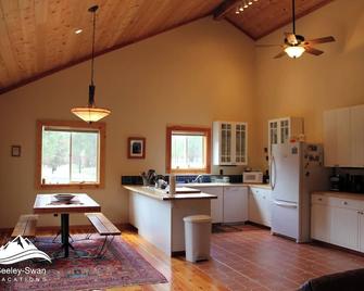 Blackfoot River Cabins - Waterfront Retreats that sleep 6 w/ Space for Campers - Greenough - Cocina