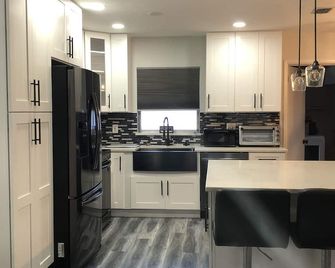 Charming 3-bedroom house centrally located in Brandon, FL - Brandon - Kitchen