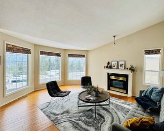 Cozy family home in central Castlegar - Castlegar - Huiskamer