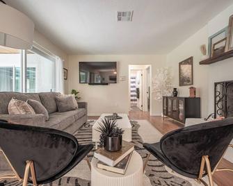 Weeki Wachee Pod - Spring Hill - Salon