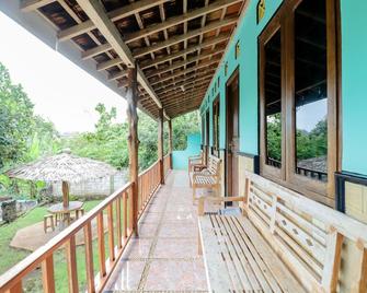 Rock Garden Homestay & Resto - Tanjungsari - Balcón
