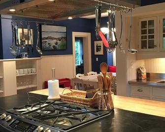 Charming Summer Cottage, Steps To Town And Shorepath! Sleeps 10 - Bar Harbor
