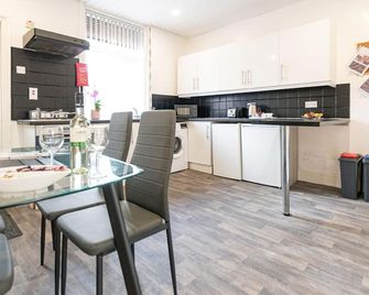 Newly Refurbished 2-Bedroom House in Manchester Ideal for Contractors with Free Parking & WiFi - Mánchester