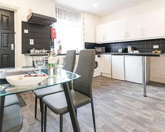 Newly Refurbished 2-Bedroom House in Manchester Ideal for Contractors with Free Parking & WiFi - Manchester