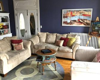 5 minute walk to downtown. Cozy family sized home with everything you need. - Frostburg - Wohnzimmer