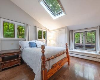 Riverfront Mountain Getaway, Fire Pit, Hot Tub, Swimming Hole, Fireplace - Elkins - Slaapkamer