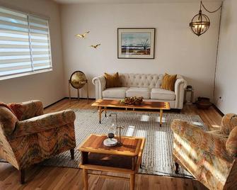 Best Rest Inn Mh - Mountain Home - Living room