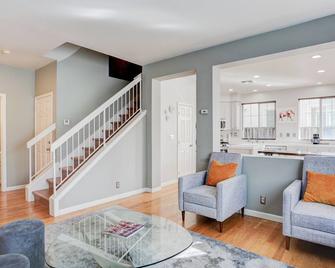 4 Bedrooms only 10 minutes from Oakland Airport, 27 minutes from \nSan Francisco - San Leandro - Living room