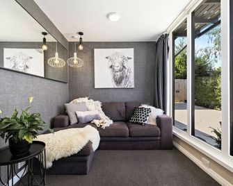 Newly Renovated Luxurious Chalet- 41B Lomond Cres - Queenstown - Salon