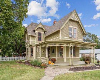 Spacious Pella family cottage w/ideal location - Пелла - Будівля