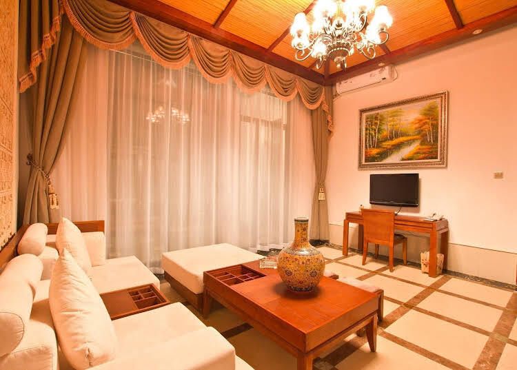 Xinglong Old Banyan Hotel - Wanning - Living room