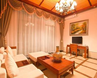 Xinglong Old Banyan Hotel - Wanning - Living room