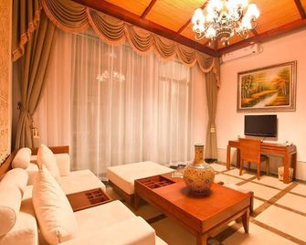 Xinglong Old Banyan Hotel - Wanning - Living room