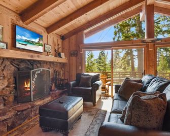 Sweet Tahoe Cabin, Lake Views/Hot Tub/Secluded - Carnelian Bay - Living room