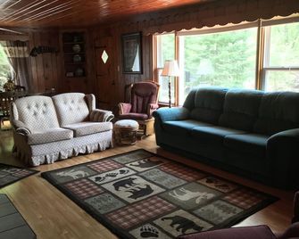 3 and 1 Bedroom adjoining Cottages on the Chain of Lakes with Pontoon available - Waupaca - Living room