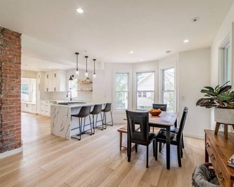 Charming Plymouth retreat - hot tub - fire pit - game room - Plymouth - Dining room