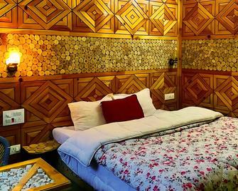Undiscovered Mountains Hotel and Restaurant - Gushaini - Bedroom