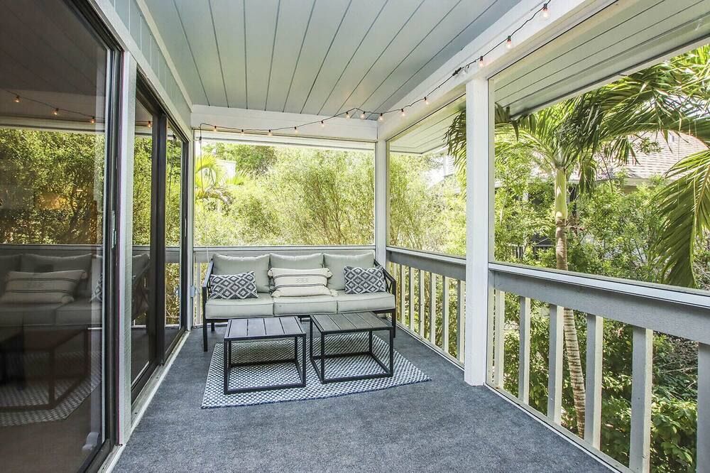 Modern 2BR Retreat Steps from the Beach and Village w/ King Bed - קאפטיבה - מרפסת