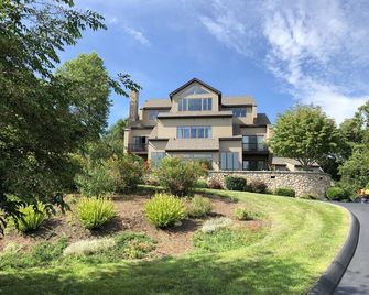 Westerly Beach House with Spectacular Views - Westerly - Living room