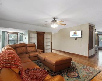 Great for Large Groups Near DT - 30 day stays - Kansas City - Sala de estar