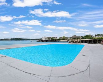 Turtle Cove, Lakefront Pool - Four Seasons - Pool