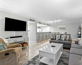 Prime Location, Endless Gulf Views - Beach Castle Resort #9 By Rva - Longboat Key - Вітальня