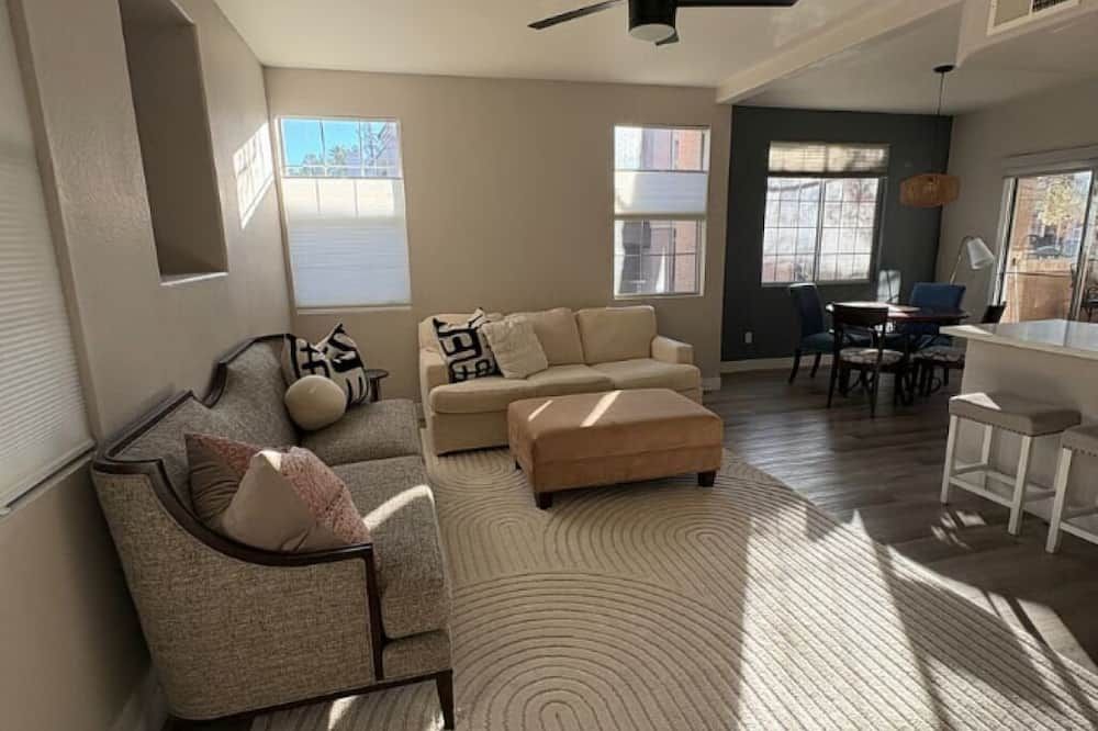 Modern Condo w separate office, two pools & gym - לאס וגאס - סלון