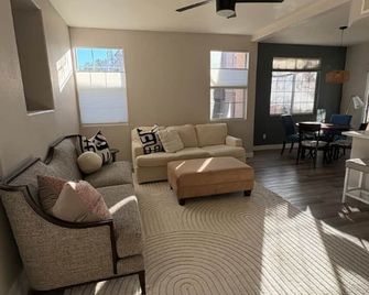 Modern Condo w separate office, two pools & gym - Las Vegas - Living room