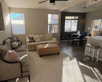 Modern Condo w separate office, two pools & gym - Las Vegas - Living room