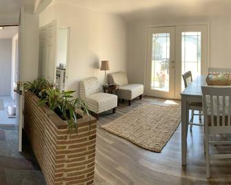 Waterfront Beach Rental with beach access - Gig Harbor - Living room