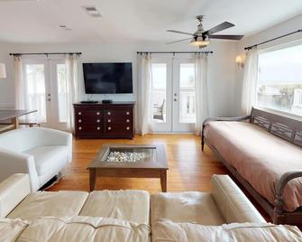 Best Beach Cottage Two Gorgeous Ocean Views - Renovated Like Pottery Barn - Beach Steps Away - Saint Augustine Beach - Living room