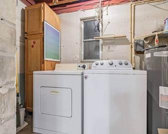 Tropical Getaway | Private Pool | Ace Location - Tampa - Laundry facility