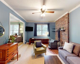 Highlander's Retreat - Mills River - Living room