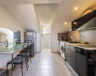 Perchoir dans la vieille ville - Nice - Kitchen