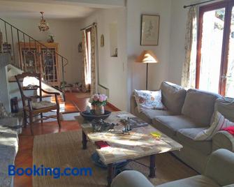 Cozy Holiday Home in Montpezat with Private Pool - Montagnac-Montpezat - Living room