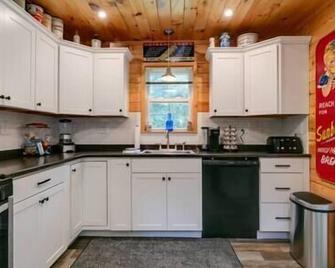 Cozy Couples Getaway / Beaver Dam Lodge - Wellsboro - Kitchen