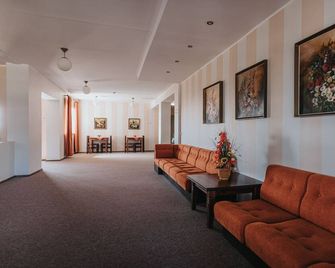 Staadioni Hotel - Arensburg - Lobby